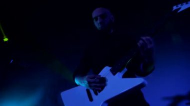 Rock gitaristi bir rock konserinde havalı gitar çalar. Adam bir rock kulübünde elektro gitar çalıyor. Sakallı bir adam tutkulu bir şekilde elektro gitar çalar. Sakallı adam elektriğiyle sallanıyor