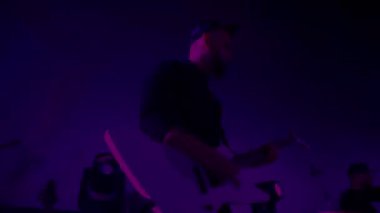 Rock gitaristi bir rock konserinde havalı gitar çalar. Adam bir rock kulübünde elektro gitar çalıyor. Sakallı bir adam tutkulu bir şekilde elektro gitar çalar. Sakallı adam elektriğiyle sallanıyor