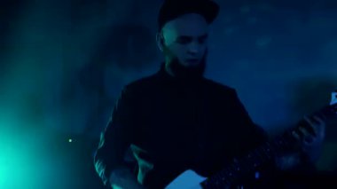 Rock gitaristi bir rock konserinde havalı gitar çalar. Adam bir rock kulübünde elektro gitar çalıyor. Sakallı bir adam tutkulu bir şekilde elektro gitar çalar. Sakallı adam elektriğiyle sallanıyor