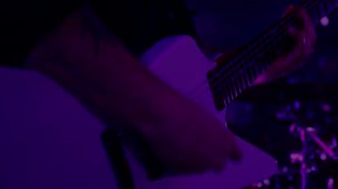 Rock gitaristi bir rock konserinde havalı gitar çalar. Adam bir rock kulübünde elektro gitar çalıyor. Sakallı bir adam tutkulu bir şekilde elektro gitar çalar. Sakallı adam elektriğiyle sallanıyor