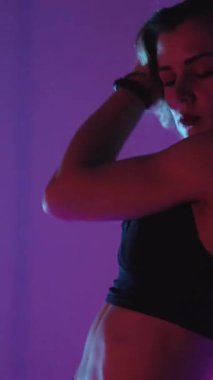 Dikey. Seksi kadın disko kulübünde direk dansı yapıyor. Direğin üstünde erotik dans. Egzotik direk dansı, striptizci, direk sporu, direk sanatı. Duman makinesi, lazer..