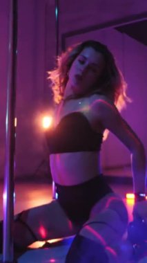 Dikey. Seksi kadın disko kulübünde direk dansı yapıyor. Direğin üstünde erotik dans. Egzotik direk dansı, striptizci, direk sporu, direk sanatı. Duman makinesi, lazer..