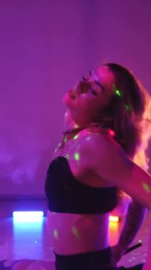 Dikey. Seksi kadın disko kulübünde direk dansı yapıyor. Direğin üstünde erotik dans. Egzotik direk dansı, striptizci, direk sporu, direk sanatı. Duman makinesi, lazer..