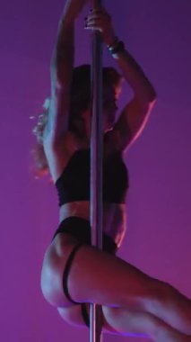 Dikey. Seksi kadın disko kulübünde direk dansı yapıyor. Direğin üstünde erotik dans. Egzotik direk dansı, striptizci, direk sporu, direk sanatı. Duman makinesi, lazer..