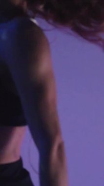 Dikey. Seksi kadın disko kulübünde direk dansı yapıyor. Direğin üstünde erotik dans. Egzotik direk dansı, striptizci, direk sporu, direk sanatı. Duman makinesi, lazer..