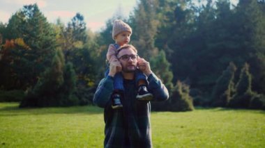 Bir baba bebeğini kucağına alır, sonbaharın altın ışığında yıkanır. Parkta sıcacık bir kucaklaşma, sonbahar renkleri etraflarında yavaşça bulanıklaşıyor. O ve oğlu, doğanın kucakladığı bir anı paylaşıyorlar. Nazik eller, sevgi dolu bir bakış ve sonbaharın hışırdayan yaprakları.. 