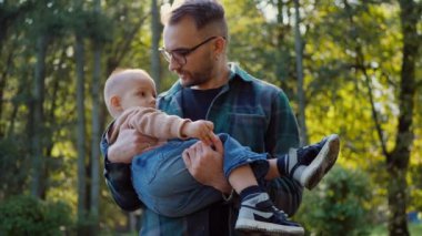 Bir baba bebeğini kucağına alır, sonbaharın altın ışığında yıkanır. Parkta sıcacık bir kucaklaşma, sonbahar renkleri etraflarında yavaşça bulanıklaşıyor. O ve oğlu, doğanın kucakladığı bir anı paylaşıyorlar. Nazik eller, sevgi dolu bir bakış ve sonbaharın hışırdayan yaprakları.. 