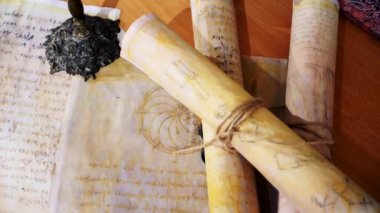 Eski parşömen, zamana bağlı. Yıllanmış parşömenler ve mumlar. El yazmaları, antik belgeler, belgeler. Tarihi bir buluş, bir hazine. Kalem, çağların sırrı. Parşömenler, bir mum ve yıllanmış kağıdın kokusu. Zamanda donmuş bir an..