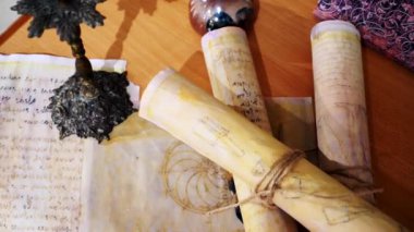 Eski parşömen, zamana bağlı. Yıllanmış parşömenler ve mumlar. El yazmaları, antik belgeler, belgeler. Tarihi bir buluş, bir hazine. Kalem, çağların sırrı. Parşömenler, bir mum ve yıllanmış kağıdın kokusu. Zamanda donmuş bir an..