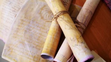 Eski parşömen, zamana bağlı. Yıllanmış parşömenler ve mumlar. El yazmaları, antik belgeler, belgeler. Tarihi bir buluş, bir hazine. Kalem, çağların sırrı. Parşömenler, bir mum ve yıllanmış kağıdın kokusu. Zamanda donmuş bir an..