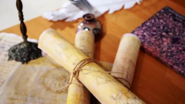 Eski parşömen, zamana bağlı. Yıllanmış parşömenler ve mumlar. El yazmaları, antik belgeler, belgeler. Tarihi bir buluş, bir hazine. Kalem, çağların sırrı. Parşömenler, bir mum ve yıllanmış kağıdın kokusu. Zamanda donmuş bir an..