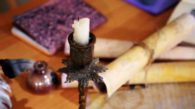 Eski parşömen, zamana bağlı. Yıllanmış parşömenler ve mumlar. El yazmaları, antik belgeler, belgeler. Tarihi bir buluş, bir hazine. Kalem, çağların sırrı. Parşömenler, bir mum ve yıllanmış kağıdın kokusu. Zamanda donmuş bir an..