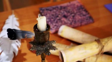 Eski parşömen, zamana bağlı. Yıllanmış parşömenler ve mumlar. El yazmaları, antik belgeler, belgeler. Tarihi bir buluş, bir hazine. Kalem, çağların sırrı. Parşömenler, bir mum ve yıllanmış kağıdın kokusu. Zamanda donmuş bir an..