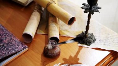 Eski parşömen, zamana bağlı. Yıllanmış parşömenler ve mumlar. El yazmaları, antik belgeler, belgeler. Tarihi bir buluş, bir hazine. Kalem, çağların sırrı. Parşömenler, bir mum ve yıllanmış kağıdın kokusu. Zamanda donmuş bir an..