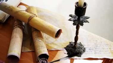 Eski parşömen, zamana bağlı. Yıllanmış parşömenler ve mumlar. El yazmaları, antik belgeler, belgeler. Tarihi bir buluş, bir hazine. Kalem, çağların sırrı. Parşömenler, bir mum ve yıllanmış kağıdın kokusu. Zamanda donmuş bir an..