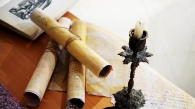 Eski parşömen, zamana bağlı. Yıllanmış parşömenler ve mumlar. El yazmaları, antik belgeler, belgeler. Tarihi bir buluş, bir hazine. Kalem, çağların sırrı. Parşömenler, bir mum ve yıllanmış kağıdın kokusu. Zamanda donmuş bir an..