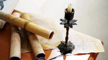 Eski parşömen, zamana bağlı. Yıllanmış parşömenler ve mumlar. El yazmaları, antik belgeler, belgeler. Tarihi bir buluş, bir hazine. Kalem, çağların sırrı. Parşömenler, bir mum ve yıllanmış kağıdın kokusu. Zamanda donmuş bir an..