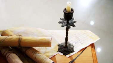 Eski parşömen, zamana bağlı. Yıllanmış parşömenler ve mumlar. El yazmaları, antik belgeler, belgeler. Tarihi bir buluş, bir hazine. Kalem, çağların sırrı. Parşömenler, bir mum ve yıllanmış kağıdın kokusu. Zamanda donmuş bir an..