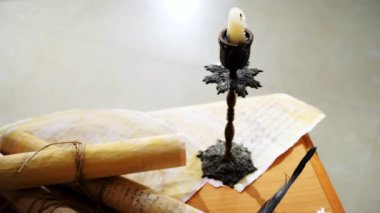 Eski parşömen, zamana bağlı. Yıllanmış parşömenler ve mumlar. El yazmaları, antik belgeler, belgeler. Tarihi bir buluş, bir hazine. Kalem, çağların sırrı. Parşömenler, bir mum ve yıllanmış kağıdın kokusu. Zamanda donmuş bir an..