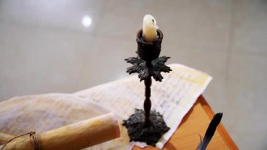 Eski parşömen, zamana bağlı. Yıllanmış parşömenler ve mumlar. El yazmaları, antik belgeler, belgeler. Tarihi bir buluş, bir hazine. Kalem, çağların sırrı. Parşömenler, bir mum ve yıllanmış kağıdın kokusu. Zamanda donmuş bir an..