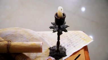 Eski parşömen, zamana bağlı. Yıllanmış parşömenler ve mumlar. El yazmaları, antik belgeler, belgeler. Tarihi bir buluş, bir hazine. Kalem, çağların sırrı. Parşömenler, bir mum ve yıllanmış kağıdın kokusu. Zamanda donmuş bir an..