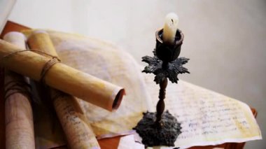 Eski parşömen, zamana bağlı. Yıllanmış parşömenler ve mumlar. El yazmaları, antik belgeler, belgeler. Tarihi bir buluş, bir hazine. Kalem, çağların sırrı. Parşömenler, bir mum ve yıllanmış kağıdın kokusu. Zamanda donmuş bir an..