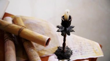 Eski parşömen, zamana bağlı. Yıllanmış parşömenler ve mumlar. El yazmaları, antik belgeler, belgeler. Tarihi bir buluş, bir hazine. Kalem, çağların sırrı. Parşömenler, bir mum ve yıllanmış kağıdın kokusu. Zamanda donmuş bir an..