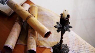 Eski parşömen, zamana bağlı. Yıllanmış parşömenler ve mumlar. El yazmaları, antik belgeler, belgeler. Tarihi bir buluş, bir hazine. Kalem, çağların sırrı. Parşömenler, bir mum ve yıllanmış kağıdın kokusu. Zamanda donmuş bir an..