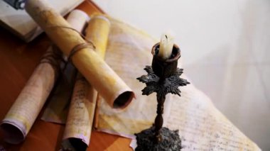 Eski parşömen, zamana bağlı. Yıllanmış parşömenler ve mumlar. El yazmaları, antik belgeler, belgeler. Tarihi bir buluş, bir hazine. Kalem, çağların sırrı. Parşömenler, bir mum ve yıllanmış kağıdın kokusu. Zamanda donmuş bir an..