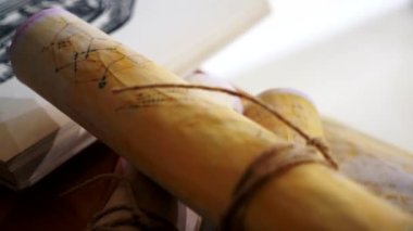 Eski parşömen, zamana bağlı. Yıllanmış parşömenler ve mumlar. El yazmaları, antik belgeler, belgeler. Tarihi bir buluş, bir hazine. Kalem, çağların sırrı. Parşömenler, bir mum ve yıllanmış kağıdın kokusu. Zamanda donmuş bir an..