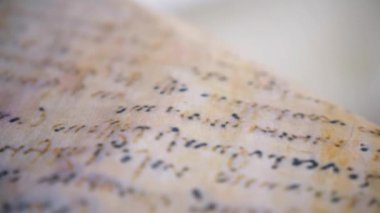 Eski parşömen, zamana bağlı. Yıllanmış parşömenler ve mumlar. El yazmaları, antik belgeler, belgeler. Tarihi bir buluş, bir hazine. Kalem, çağların sırrı. Parşömenler, bir mum ve yıllanmış kağıdın kokusu. Zamanda donmuş bir an..