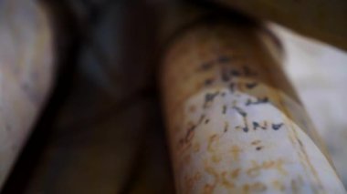 Eski parşömen, zamana bağlı. Yıllanmış parşömenler ve mumlar. El yazmaları, antik belgeler, belgeler. Tarihi bir buluş, bir hazine. Kalem, çağların sırrı. Parşömenler, bir mum ve yıllanmış kağıdın kokusu. Zamanda donmuş bir an..