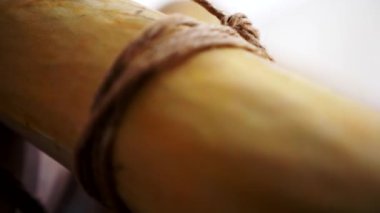 Eski parşömen, zamana bağlı. Yıllanmış parşömenler ve mumlar. El yazmaları, antik belgeler, belgeler. Tarihi bir buluş, bir hazine. Kalem, çağların sırrı. Parşömenler, bir mum ve yıllanmış kağıdın kokusu. Zamanda donmuş bir an..