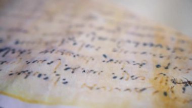 Eski parşömen, zamana bağlı. Yıllanmış parşömenler ve mumlar. El yazmaları, antik belgeler, belgeler. Tarihi bir buluş, bir hazine. Kalem, çağların sırrı. Parşömenler, bir mum ve yıllanmış kağıdın kokusu. Zamanda donmuş bir an..