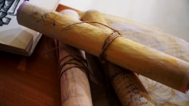 Eski parşömen, zamana bağlı. Yıllanmış parşömenler ve mumlar. El yazmaları, antik belgeler, belgeler. Tarihi bir buluş, bir hazine. Kalem, çağların sırrı. Parşömenler, bir mum ve yıllanmış kağıdın kokusu. Zamanda donmuş bir an..