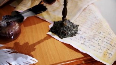 Eski parşömen, zamana bağlı. Yıllanmış parşömenler ve mumlar. El yazmaları, antik belgeler, belgeler. Tarihi bir buluş, bir hazine. Kalem, çağların sırrı. Parşömenler, bir mum ve yıllanmış kağıdın kokusu. Zamanda donmuş bir an..