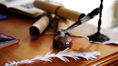 Eski parşömen, zamana bağlı. Yıllanmış parşömenler ve mumlar. El yazmaları, antik belgeler, belgeler. Tarihi bir buluş, bir hazine. Kalem, çağların sırrı. Parşömenler, bir mum ve yıllanmış kağıdın kokusu. Zamanda donmuş bir an..