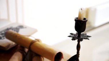 Eski parşömen, zamana bağlı. Yıllanmış parşömenler ve mumlar. El yazmaları, antik belgeler, belgeler. Tarihi bir buluş, bir hazine. Kalem, çağların sırrı. Parşömenler, bir mum ve yıllanmış kağıdın kokusu. Zamanda donmuş bir an..