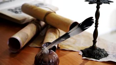 Eski parşömen, zamana bağlı. Yıllanmış parşömenler ve mumlar. El yazmaları, antik belgeler, belgeler. Tarihi bir buluş, bir hazine. Kalem, çağların sırrı. Parşömenler, bir mum ve yıllanmış kağıdın kokusu. Zamanda donmuş bir an..