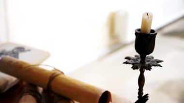 Eski parşömen, zamana bağlı. Yıllanmış parşömenler ve mumlar. El yazmaları, antik belgeler, belgeler. Tarihi bir buluş, bir hazine. Kalem, çağların sırrı. Parşömenler, bir mum ve yıllanmış kağıdın kokusu. Zamanda donmuş bir an..