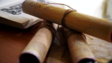 Eski parşömen, zamana bağlı. Yıllanmış parşömenler ve mumlar. El yazmaları, antik belgeler, belgeler. Tarihi bir buluş, bir hazine. Kalem, çağların sırrı. Parşömenler, bir mum ve yıllanmış kağıdın kokusu. Zamanda donmuş bir an..