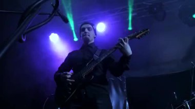 Dikey, kulüpte Rock konseri. Gece kulübü partisi. Rock grubu rock festivalinde çalıyor. İnsanlar rock dinler..