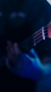 Dikey, kulüpte Rock konseri. Gece kulübü partisi. Rock grubu rock festivalinde çalıyor. İnsanlar rock dinler..