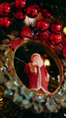 Dikey. Geleneksel Noel ağacı kırmızı süslemelerle süslenmiş. Güzel dekore edilmiş Noel ağacı olan şenlik odası. Kırmızı takılar bir tatil ağacına renk katıyor. Samimi ayarlar