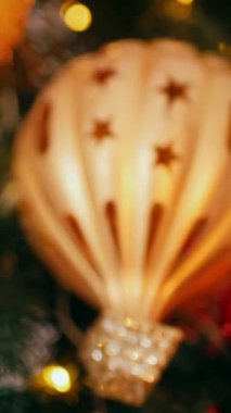 Dikey. Geleneksel Noel ağacı kırmızı süslemelerle süslenmiş. Güzel dekore edilmiş Noel ağacı olan şenlik odası. Kırmızı takılar bir tatil ağacına renk katıyor. Samimi ayarlar