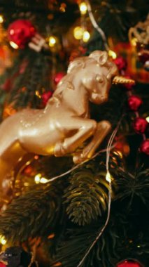 Dikey. Geleneksel Noel ağacı kırmızı süslemelerle süslenmiş. Güzel dekore edilmiş Noel ağacı olan şenlik odası. Kırmızı takılar bir tatil ağacına renk katıyor. Samimi ayarlar