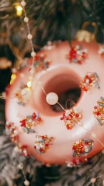 Dikey, Noel ağacı ve yeni yıl dekorasyonları. Güzel yeni yıl oyuncakları, toplar, çelenkler, fenerler, çelenkler.