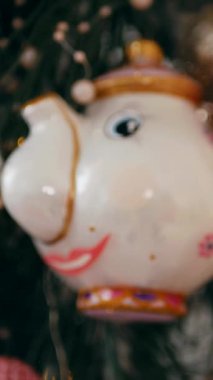 Dikey, Noel ağacı ve yeni yıl dekorasyonları. Güzel yeni yıl oyuncakları, toplar, çelenkler, fenerler, çelenkler.