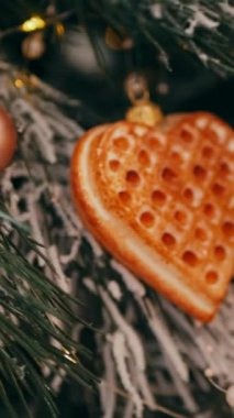 Dikey, Noel ağacı ve yeni yıl dekorasyonları. Güzel yeni yıl oyuncakları, toplar, çelenkler, fenerler, çelenkler.