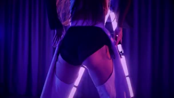 Орыс порно: әйелдер еркектерді әтеш соруға мәжбүрлейді